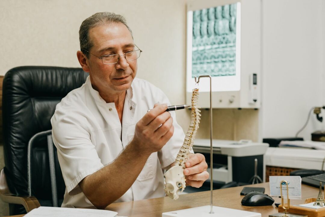 The doctor explains the peculiarities of the treatment of osteochondrosis of the thoracic spine